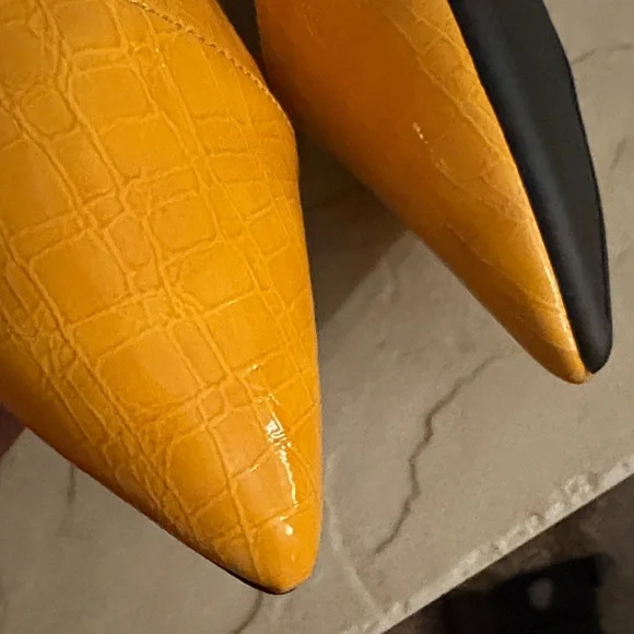 ♥️ True Sz 12M Women’s Honey Yellow Flats Like New Comfortable Faux Crocodile - Picture 3 of 5